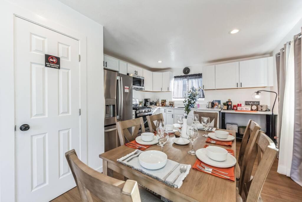 Holiday home Entire Private 3-bedroom House W Baby Crib, Gated Yard, Ranch-style San Diego