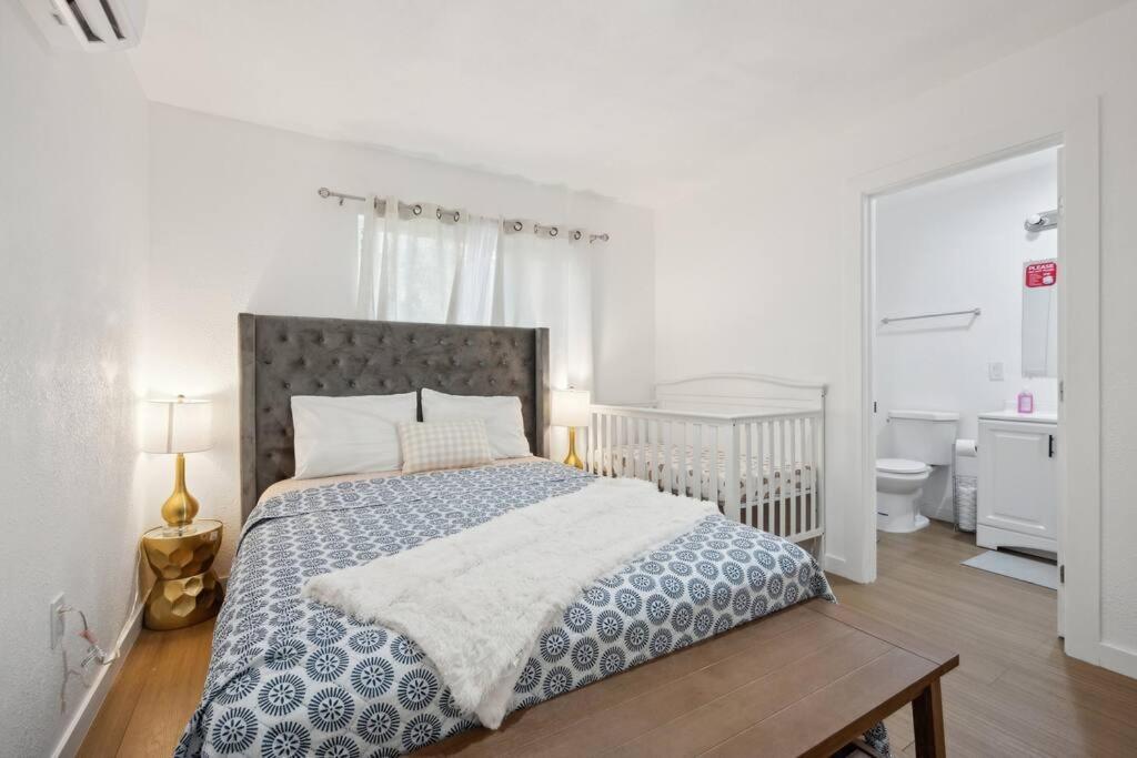 Entire Private 3-bedroom House W Baby Crib, Gated Yard, Ranch-style Holiday home *